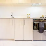Central Oasis: Charming Studio With Backyard
